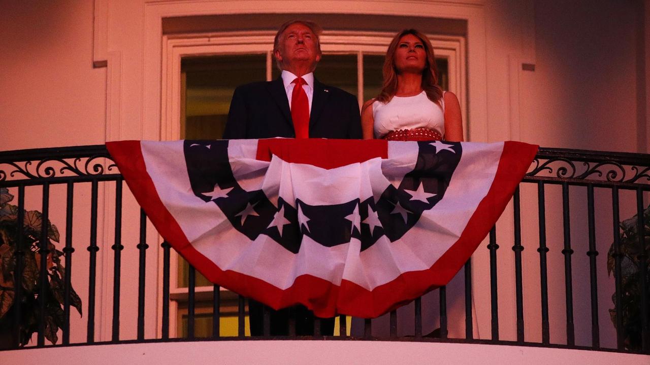 Donald Trump blickt mit Ehefrau Melania auf einem Balkon des Weißen Hauses auf das Feuerwerk anlässlich des Unabhängigkeitstages. Donald Trump blickt mit Ehefrau Melania auf einem Balkon des Weißen Hauses auf das Feuerwerk anlässlich des Unabhängigkeitstages.