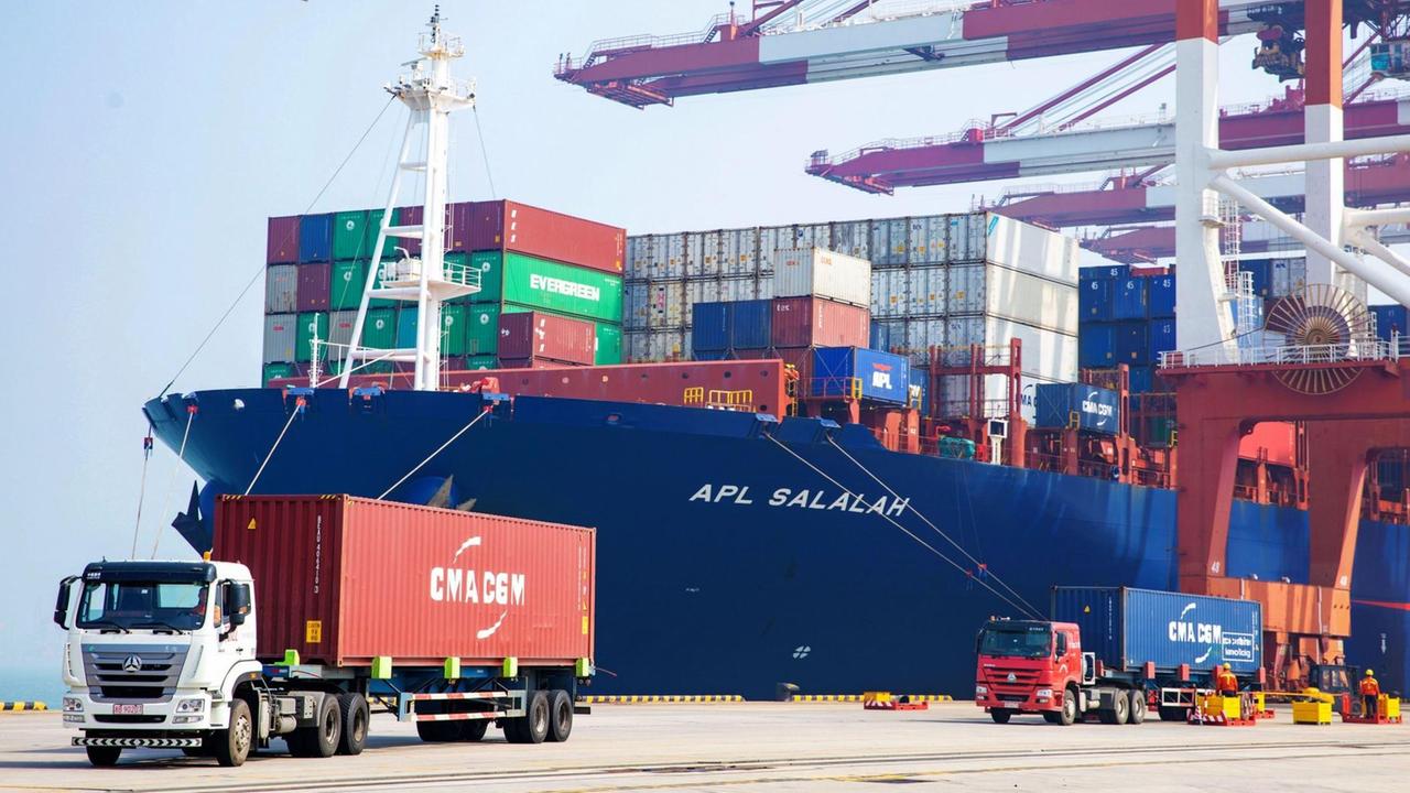 17.04.2019, China, Qingdao: A truck transports a container to be shipped abroad on a quay at the Port of Qingdao in Qingdao city, east China's Shandong province, 17 April 2019. China's economy unexpectedly held up in the first three months of the year as stimulus measures kicked in, helping stabilize sentiment rattled by trade tensions with the U.S. Gross domestic product rose 6.4 percent in the first quarter from a year earlier, exceeding economist estimates and matching the previous three months. In March, factory output jumped 8.5 percent from a year earlier, much higher than forecast. Retail sales expanded 8.7 percent, while investment was up 6.3 percent in the year to date. Foto: Yu Fangping/Imaginechina/dpa |