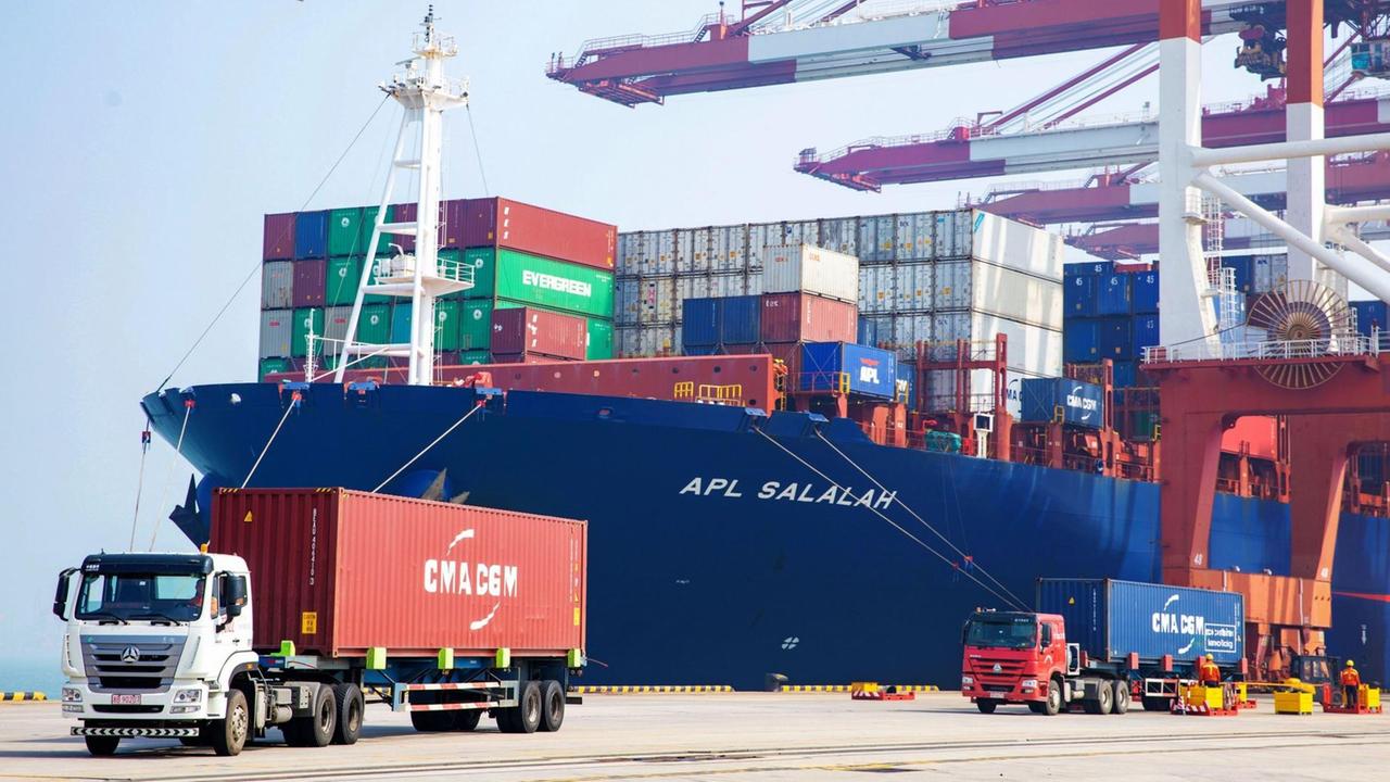 17.04.2019, China, Qingdao: A truck transports a container to be shipped abroad on a quay at the Port of Qingdao in Qingdao city, east China's Shandong province, 17 April 2019. China's economy unexpectedly held up in the first three months of the year as stimulus measures kicked in, helping stabilize sentiment rattled by trade tensions with the U.S. Gross domestic product rose 6.4 percent in the first quarter from a year earlier, exceeding economist estimates and matching the previous three months. In March, factory output jumped 8.5 percent from a year earlier, much higher than forecast. Retail sales expanded 8.7 percent, while investment was up 6.3 percent in the year to date. Foto: Yu Fangping/Imaginechina/dpa | 17.04.2019, China, Qingdao: A truck transports a container to be shipped abroad on a quay at the Port of Qingdao in Qingdao city, east China's Shandong province, 17 April 2019. China's economy unexpectedly held up in the first three months of the year as stimulus measures kicked in, helping stabilize sentiment rattled by trade tensions with the U.S. Gross domestic product rose 6.4 percent in the first quarter from a year earlier, exceeding economist estimates and matching the previous three months. In March, factory output jumped 8.5 percent from a year earlier, much higher than forecast. Retail sales expanded 8.7 percent, while investment was up 6.3 percent in the year to date. Foto: Yu Fangping/Imaginechina/dpa |