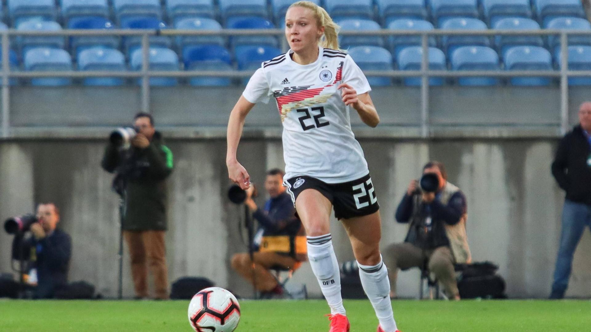 Turid Knaak führt im Spiel Deutschland gegen Schweden beim Algarve Cup 2020 den Ball Turid Knaak führt im Spiel Deutschland gegen Schweden beim Algarve Cup 2020 den Ball