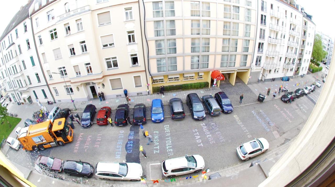 Blick von oben auf eine Straße, auf der ein Müllauto steht. Blick von oben auf eine Straße, auf der ein Müllauto steht.