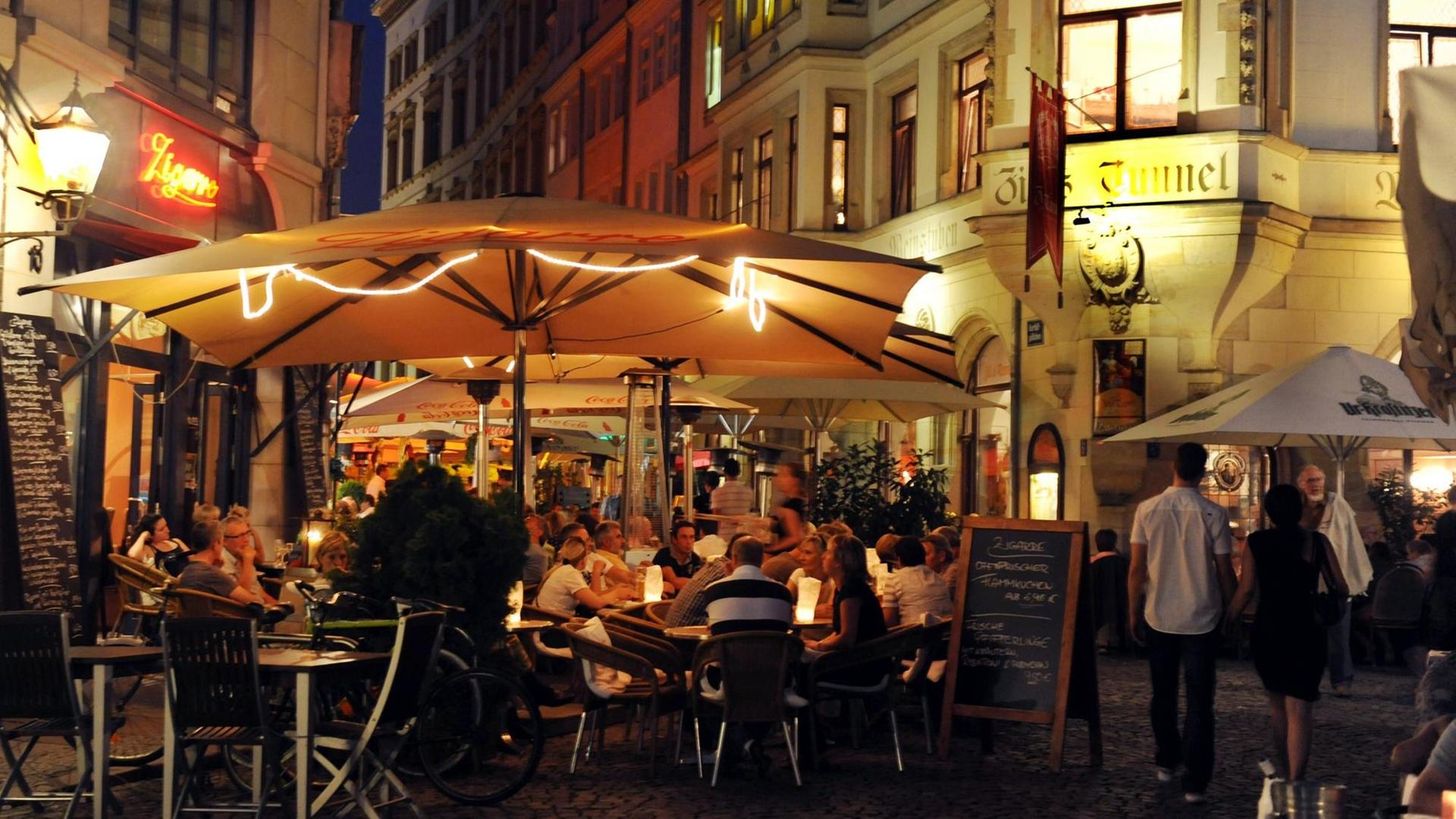 Eine Gaststätte am Abend im Barfußgässchen in der Innenstadt von Leipzig