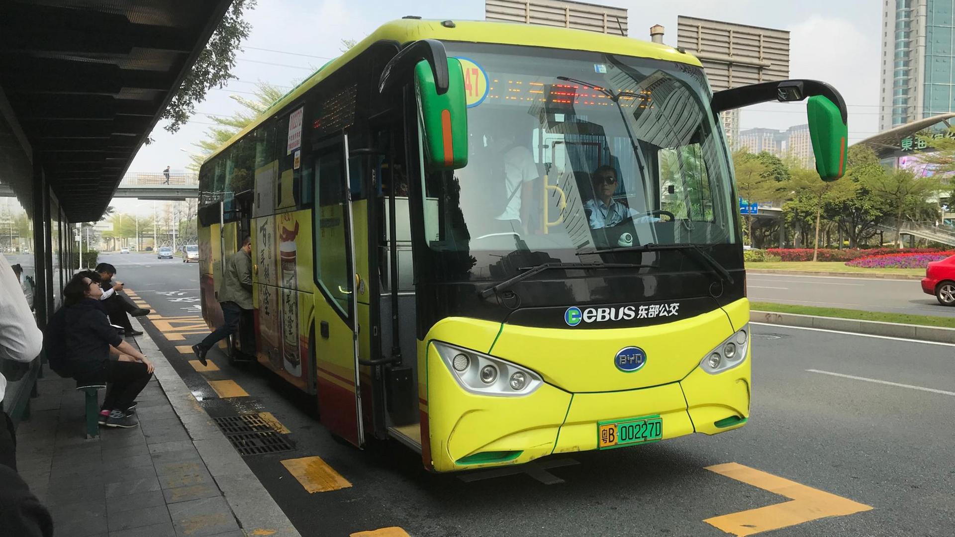 Ein Elektrobus hält an einer Haltestelle in Shenzhen / China. Ein Elektrobus hält an einer Haltestelle in Shenzhen / China.