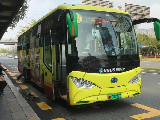 Ein Elektrobus hält an einer Haltestelle in Shenzhen / China.