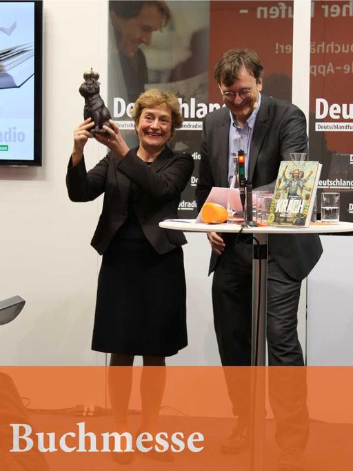 Der "Mops des Jahres" für den kuriosesten Buchtitel ging an das Buch "Vokuhila – Als scheiße aussehen Mode war". Er wurde von der DTV-Lektorin Katharina Festner entgegengenommen. Rechts von ihr unser einziger Juror Hans von Trotha, Katharina Teutsch, Autorin des Buches "Der Mops: Kulturgeschichte eines Gesellschaftshundes" und Moderator Joachim Scholl.