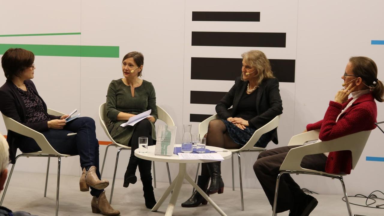 Kultur heute live auf der Frankfurter Buchmesse 2017 v.l.n.r: Maja Ellmenreich (Moderatorin), Claudia Hamm, Simone Bühler, Dina Netz Kultur heute live auf der Frankfurter Buchmesse 2017 v.l.n.r: Maja Ellmenreich (Moderatorin), Claudia Hamm, Simone Bühler, Dina Netz