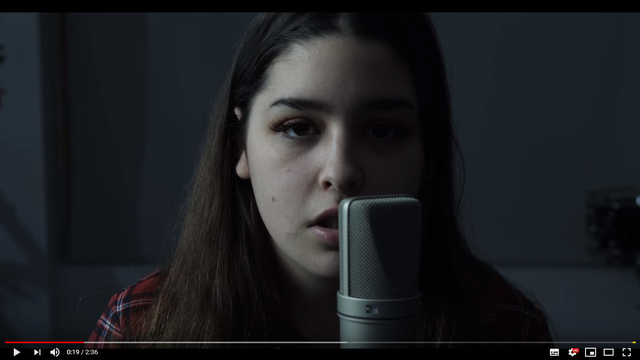 Still von Emma Stevens am Mikrofon aus dem "Blackbird"-Video auf Youtube der Allison Bernard Memorial High School