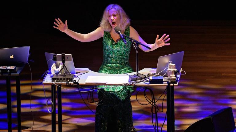 Jennifer Walshe im Stück "TIME TIME TIME" beim Festival MaerzMusik. Jennifer Walshe im Stück "TIME TIME TIME" beim Festival MaerzMusik.