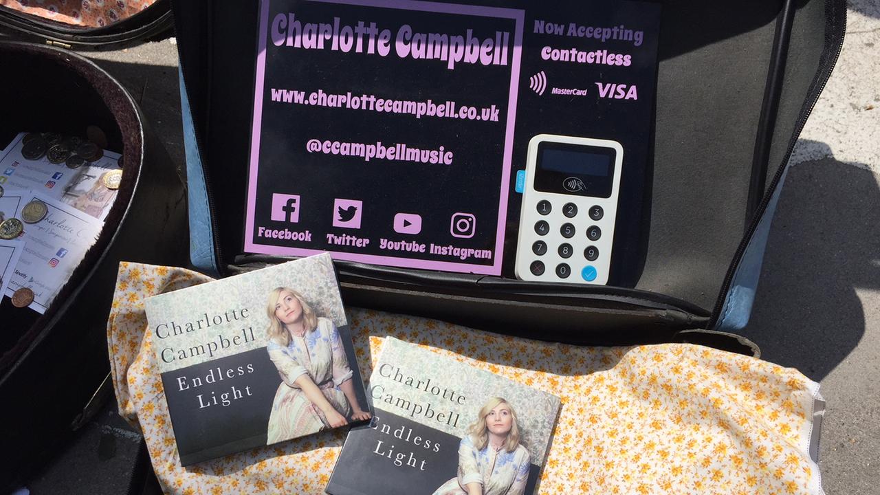 Bei der Londoner Singer/Songwriter Charlotte Campbell kann man auch bargeldlos bezahlen Bei der Londoner Singer/Songwriter Charlotte Campbell kann man auch bargeldlos bezahlen