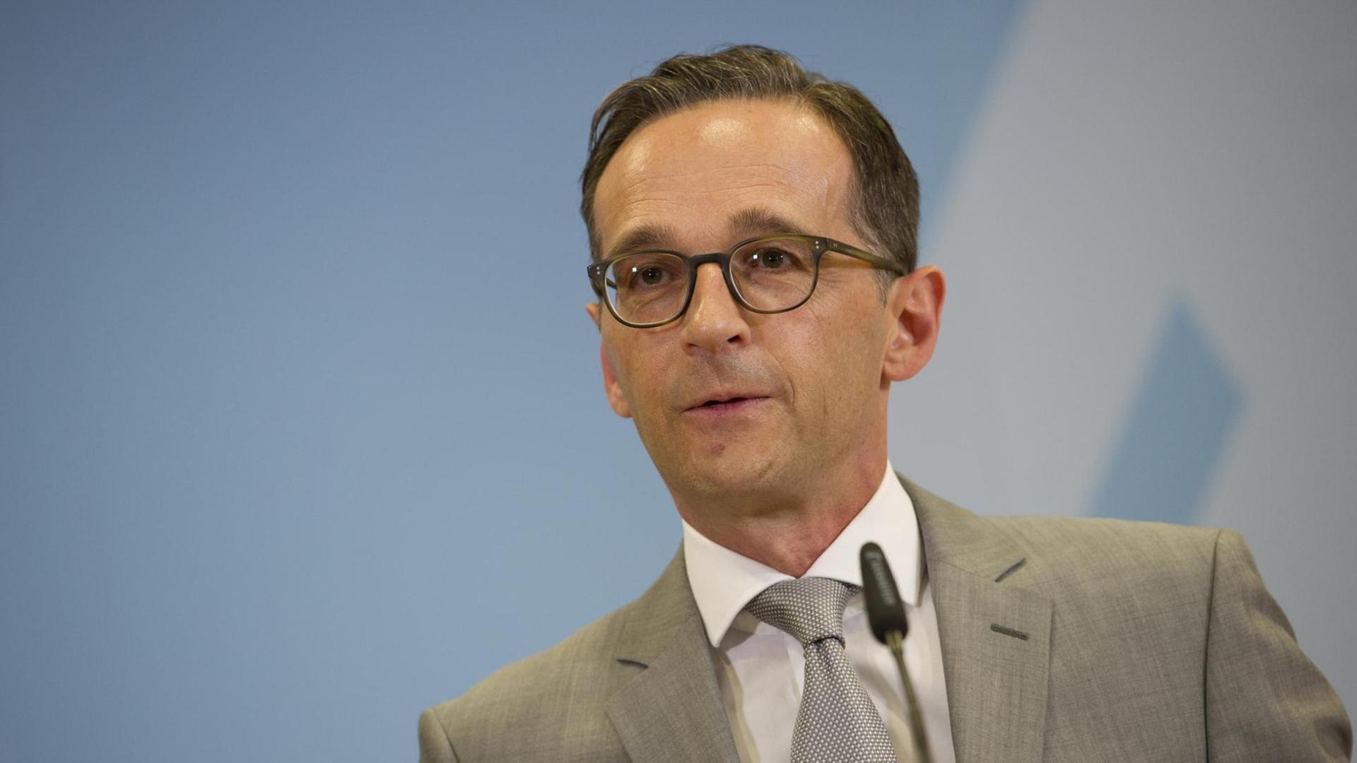 Bundesjustizminister Heiko Maas (SPD) äußert sich am 04.08.2015 in Berlin gegenüber Journalisten zur Affäre um die Landesverrats-Ermittlungen gegen Journalisten des Blogs Netzpolitik.org. Bundesjustizminister Heiko Maas (SPD) äußert sich am 04.08.2015 in Berlin gegenüber Journalisten zur Affäre um die Landesverrats-Ermittlungen gegen Journalisten des Blogs Netzpolitik.org.