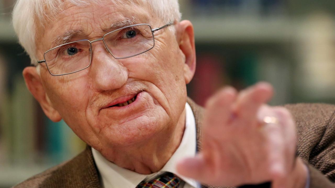 Der Philosoph Jürgen Habermas am 12.12.2012 bei einer Pressekonferenz im Heinrich-Heine-Institut in Düsseldorf (Nordrhein-Westfalen). Der Philosoph Jürgen Habermas am 12.12.2012 bei einer Pressekonferenz im Heinrich-Heine-Institut in Düsseldorf (Nordrhein-Westfalen).