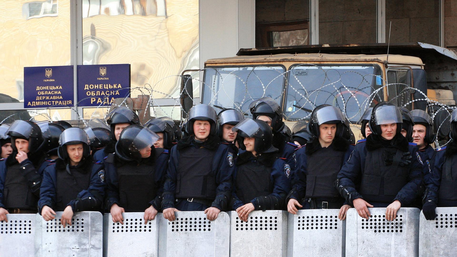 Sicherheitskräfte schützen das Gebäude der Regionalverwaltung in Donezk, Ost-Ukraine Sicherheitskräfte schützen das Gebäude der Regionalverwaltung in Donezk, Ost-Ukraine