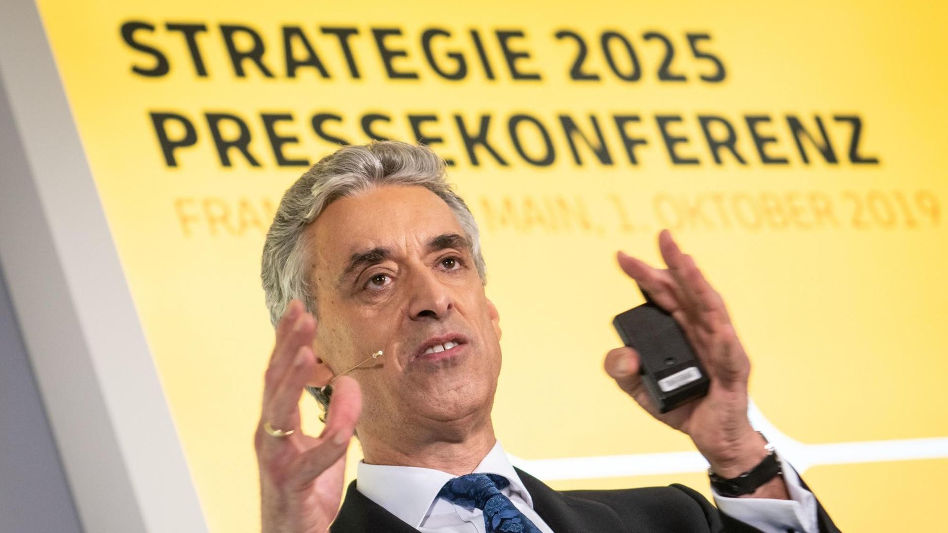 Frank Appel, Vorstandsvorsitzender der Deutschen Post AG, stellt bei einer Pressekonferenz am 1.10.2019 die Strategie bis zum Jahr 2025 der Deutschen Post vor. Frank Appel, Vorstandsvorsitzender der Deutschen Post AG, stellt bei einer Pressekonferenz am 1.10.2019 die Strategie bis zum Jahr 2025 der Deutschen Post vor.