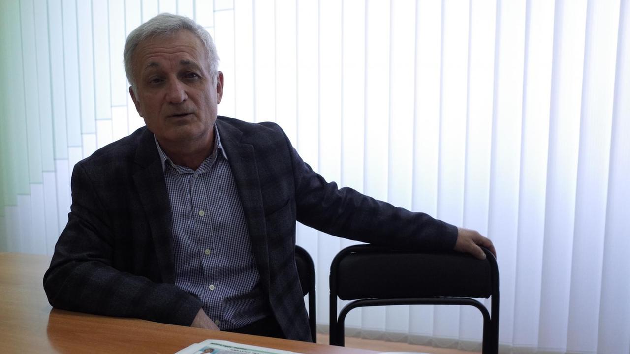 Wolodymyr Tignian, der ehemalige Physiklehrer des ukrainischen Präsidentenanwärters Wolodymyr Selenskyj. Er sagt, Selenskyj habe sich schon früher als frei denkender Mensch bewiesen. Wolodymyr Tignian, der ehemalige Physiklehrer des ukrainischen Präsidentenanwärters Wolodymyr Selenskyj. Er sagt, Selenskyj habe sich schon früher als frei denkender Mensch bewiesen.