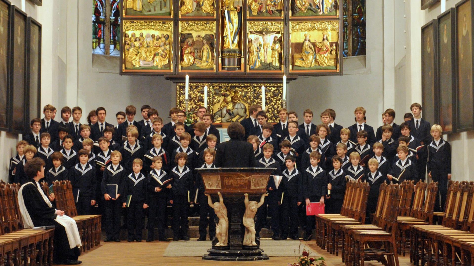 Gruppenbild des Thomaner-Chors vor dem Altar der Leipziger Thomaskirche