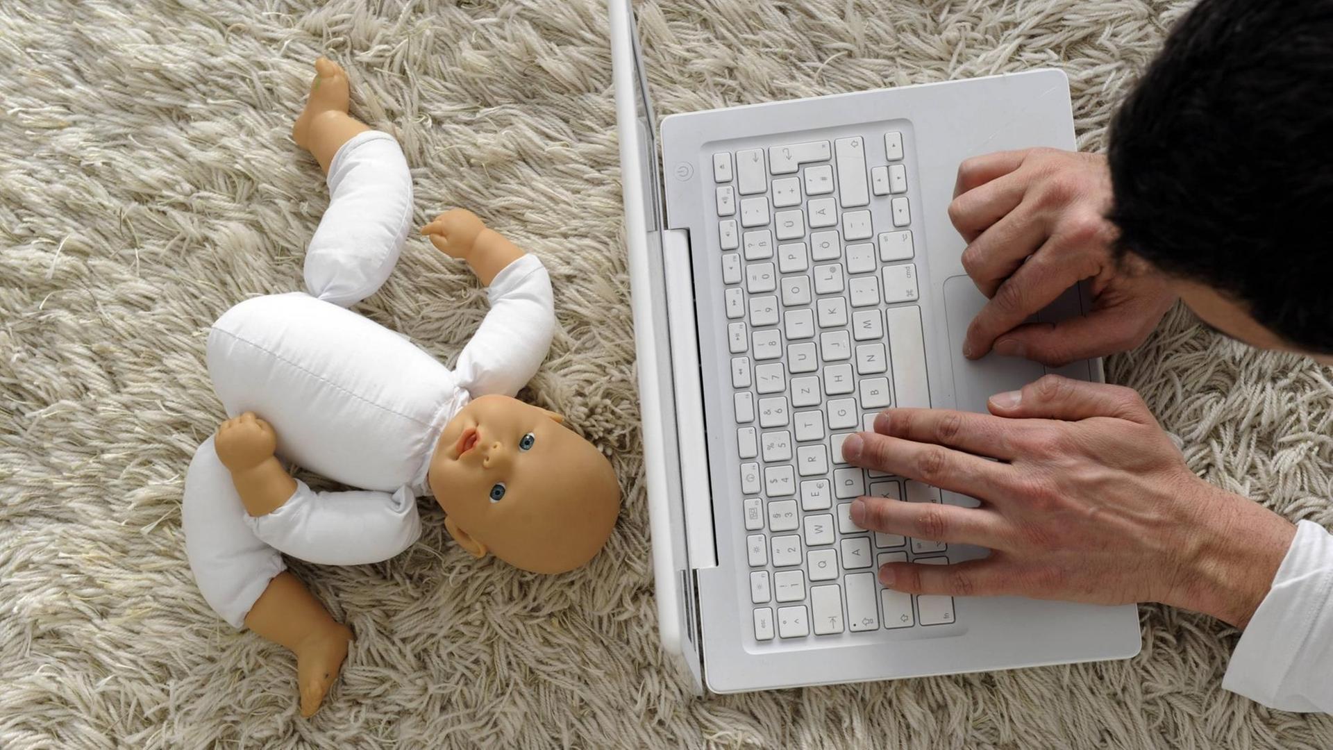 Symbolfoto zum Thema Kindesmissbrauch, Internetpornografie, Pädophilie Symbolfoto zum Thema Kindesmissbrauch, Internetpornografie, Pädophilie