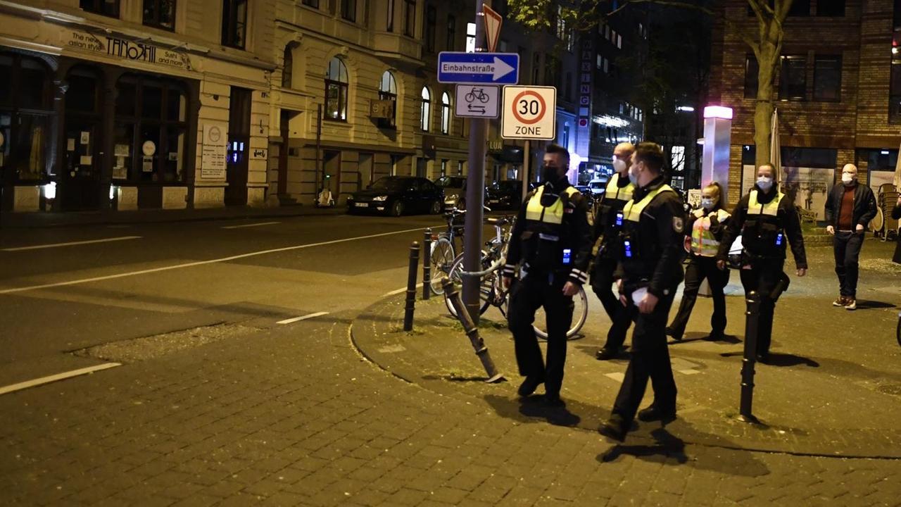 In Köln kontrollieren Mitarbeiter des Ordnungsamtes die Einhaltung der nächtlichen Ausgangsbeschränkungen. In Köln kontrollieren Mitarbeiter des Ordnungsamtes die Einhaltung der nächtlichen Ausgangsbeschränkungen.