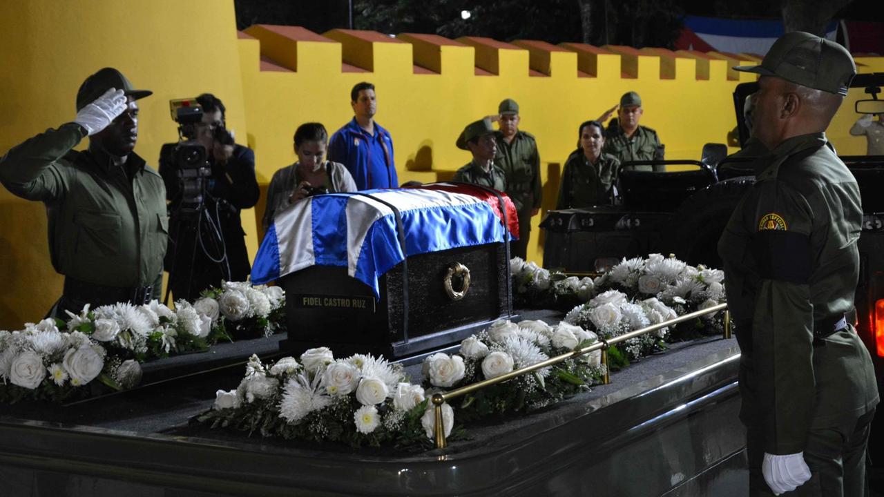 Fidel Castros Urne hier in Bayamo am 2. Dezember. Fidel Castros Urne hier in Bayamo am 2. Dezember.