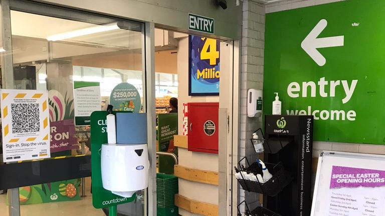 Überall in Neuseeland hängen wie am Eingang dieses Supermarkts QR-Codes, um seinen Besuch zu registrieren.