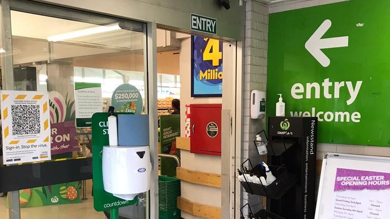 Überall in Neuseeland hängen wie am Eingang dieses Supermarkts QR-Codes, um seinen Besuch zu registrieren. Überall in Neuseeland hängen wie am Eingang dieses Supermarkts QR-Codes, um seinen Besuch zu registrieren.