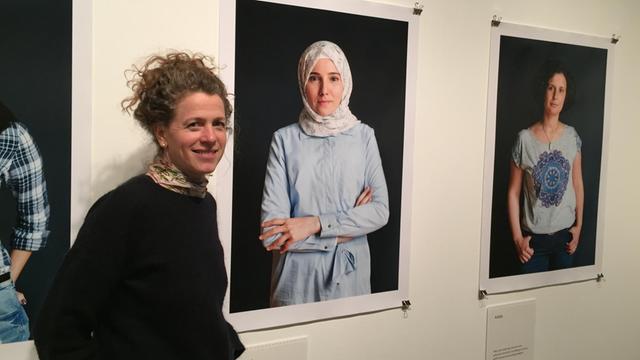 Fotografin Heike Steinweg vor Exponaten in der Ausstellung "Ich habe mich nicht verabschiedet" - Frauen im Exil.