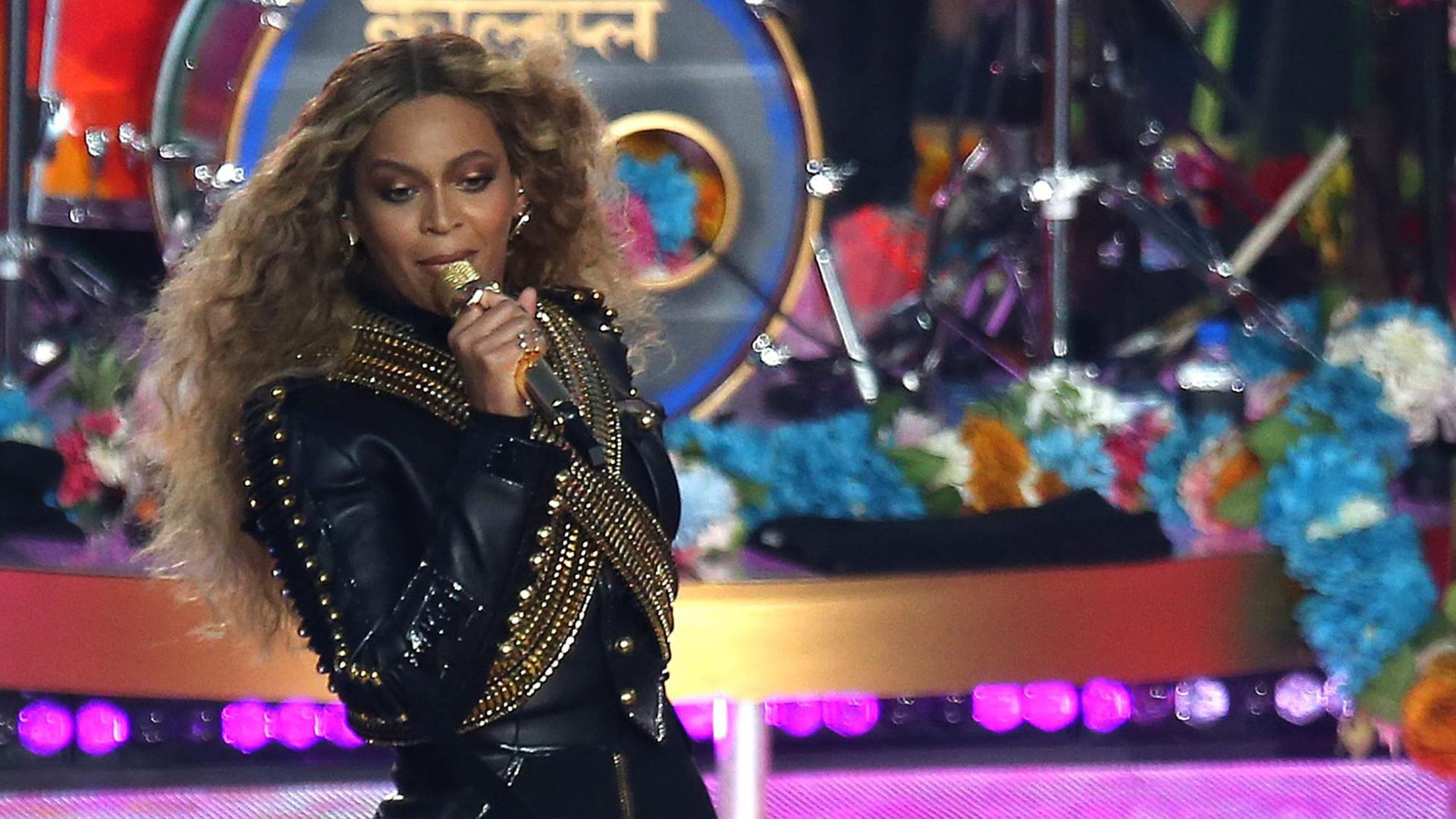 Die US-Sängerin Beyoncé bei einem Auftritt beim Super Bowl, dem Finale der American-Football-Profiliga, im Februar 2016 in Kalifornien. Die US-Sängerin Beyoncé bei einem Auftritt beim Super Bowl, dem Finale der American-Football-Profiliga, im Februar 2016 in Kalifornien.