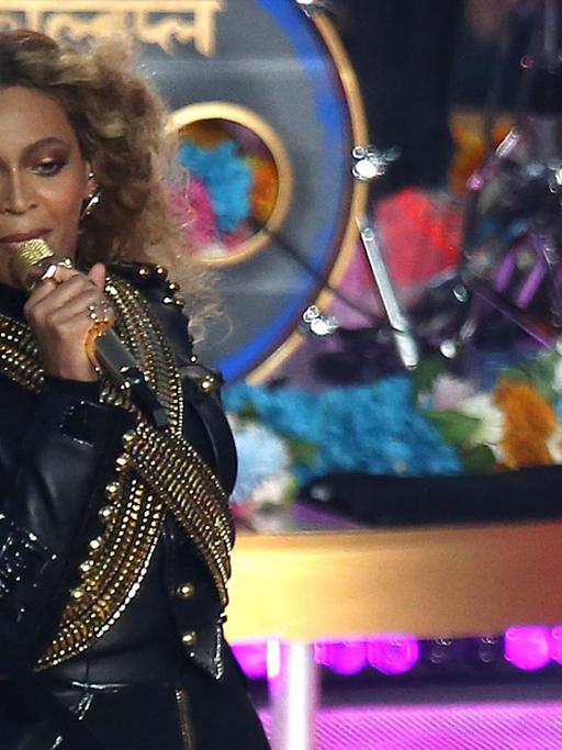 Die US-Sängerin Beyoncé bei einem Auftritt beim Super Bowl, dem Finale der American-Football-Profiliga, im Februar 2016 in Kalifornien.