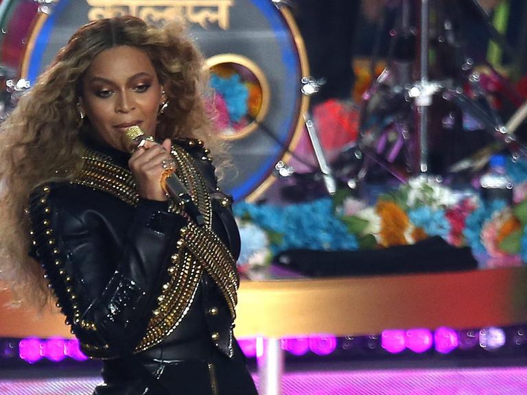 Die US-Sängerin Beyoncé bei einem Auftritt beim Super Bowl, dem Finale der American-Football-Profiliga, im Februar 2016 in Kalifornien.