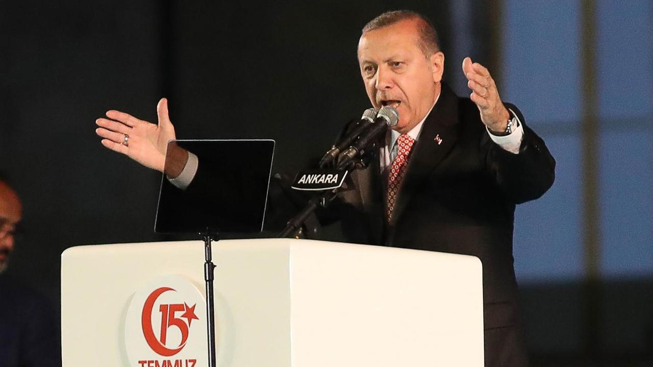 Ein Jahr nach dem gescheiterten Putsch in der Türkei spricht Präsident Recep Tayyip Erdogan zu seinen Anhängern.