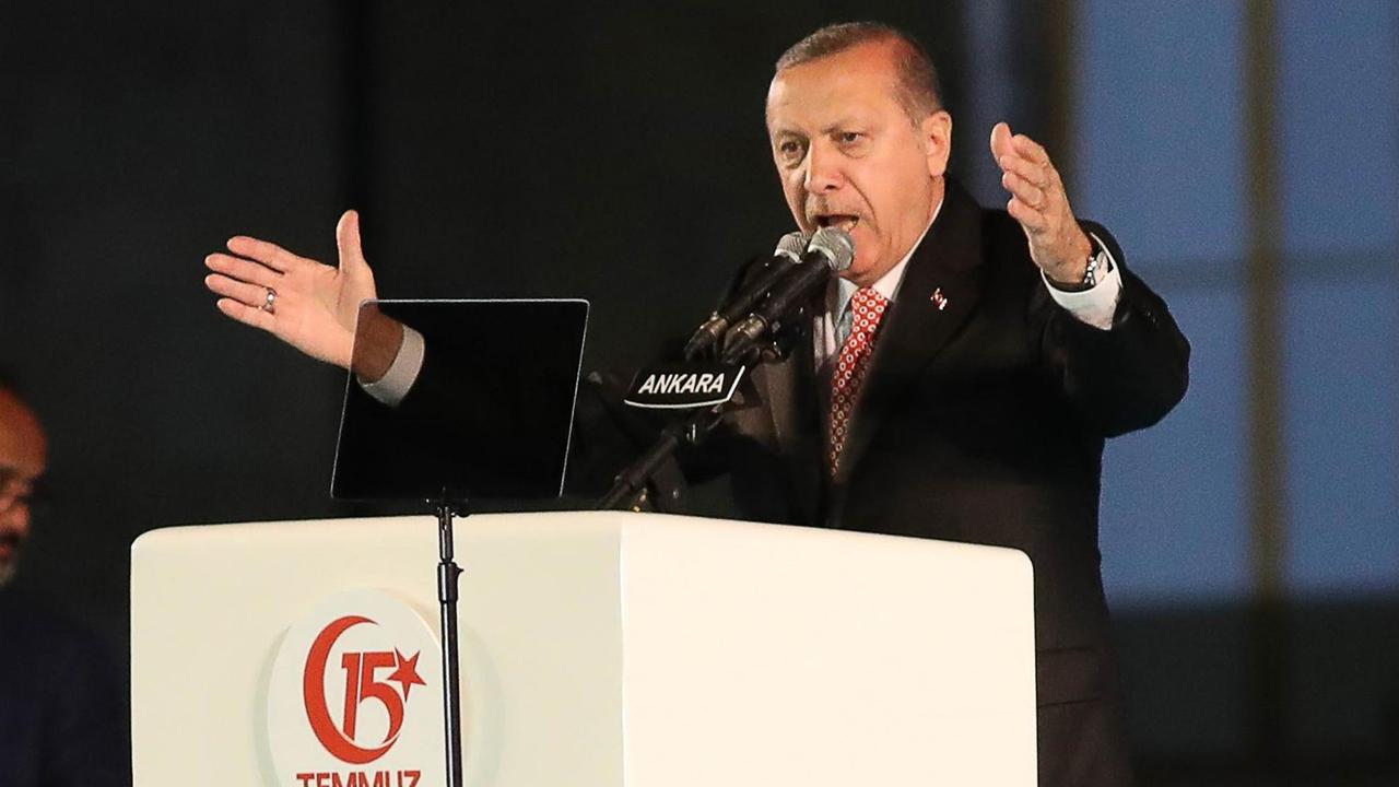 Ein Jahr nach dem gescheiterten Putsch in der Türkei spricht Präsident Recep Tayyip Erdogan zu seinen Anhängern. Ein Jahr nach dem gescheiterten Putsch in der Türkei spricht Präsident Recep Tayyip Erdogan zu seinen Anhängern.