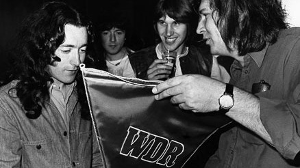 Die erste Rockpalast-Nacht: Rory Gallagher mit Alan Bangs (M) und Peter Rüchel (r). in der Essener Grugahalle. Die erste Rockpalast-Nacht: Rory Gallagher mit Alan Bangs (M) und Peter Rüchel (r). in der Essener Grugahalle.