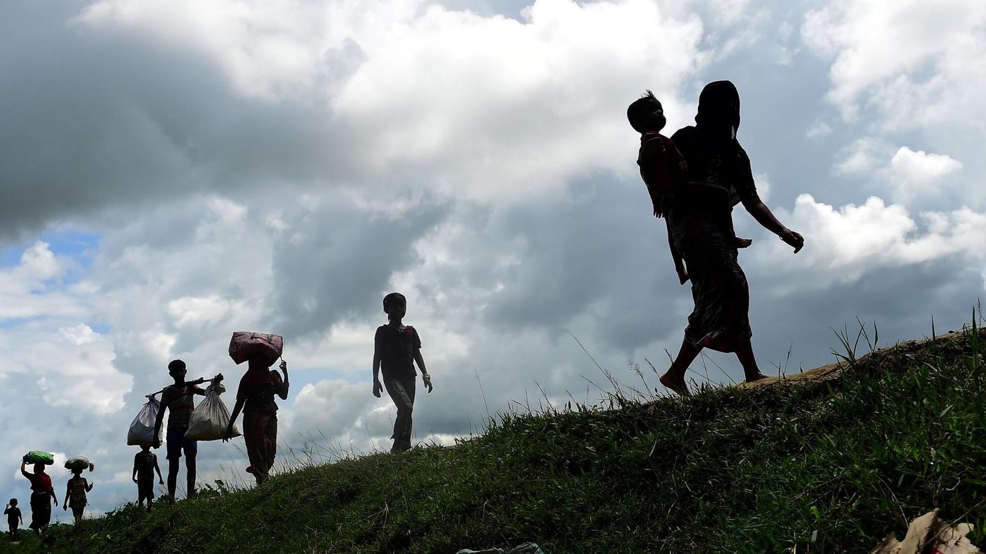 Flüchtige Rohingya in der Nähe der Stadt Teknaf (Bangladesch) Flüchtige Rohingya in der Nähe der Stadt Teknaf (Bangladesch)