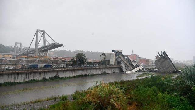 Blick auf die Trümmer der eingestürzten Morandi-Autobahnbrücke.
