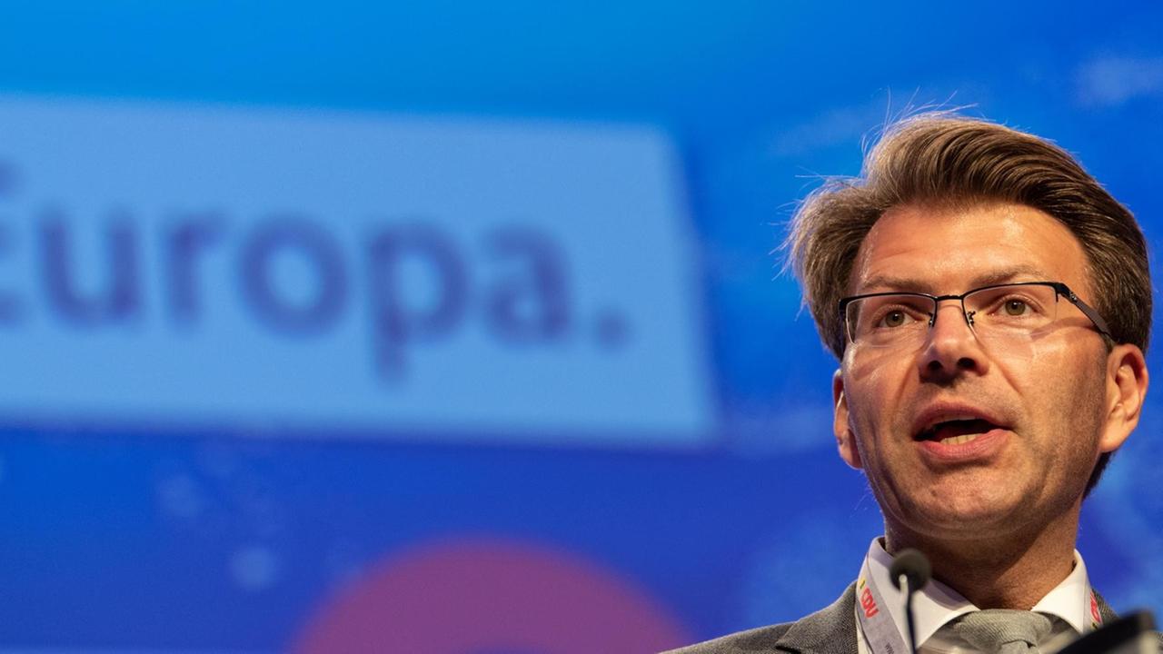 Der CDU-Politiker Daniel Caspary auf einem Landesparteitag der CDU in Baden-Württemberg. Der CDU-Politiker Daniel Caspary auf einem Landesparteitag der CDU in Baden-Württemberg.