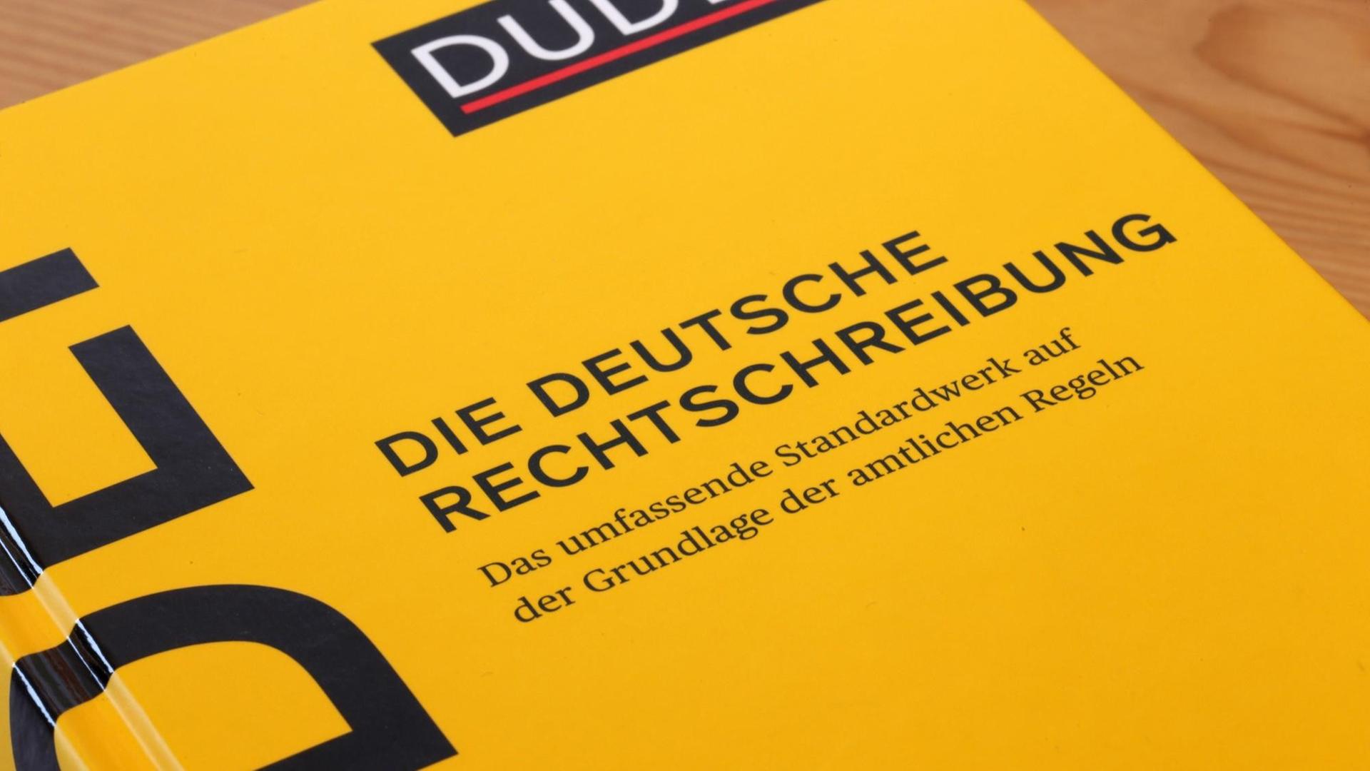 Buchcover des Duden. Buchcover des Duden.