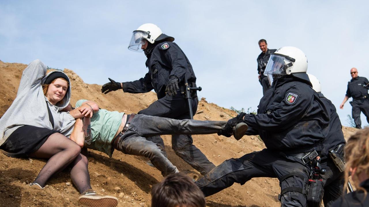 Teilnehmer einer Demonstration gegen die Rodung des Hambacher Forsts versuchen über einen Wall in den Wald zu kommen und werden von der Polizei gehalten. Demonstrationen von mehreren tausend Braunkohlegegnern haben die weitere Räumung des Hambacher Forstes am Wochenende 15.9.-16.9.2018 nicht stoppen können Teilnehmer einer Demonstration gegen die Rodung des Hambacher Forsts versuchen über einen Wall in den Wald zu kommen und werden von der Polizei gehalten. Demonstrationen von mehreren tausend Braunkohlegegnern haben die weitere Räumung des Hambacher Forstes am Wochenende 15.9.-16.9.2018 nicht stoppen können
