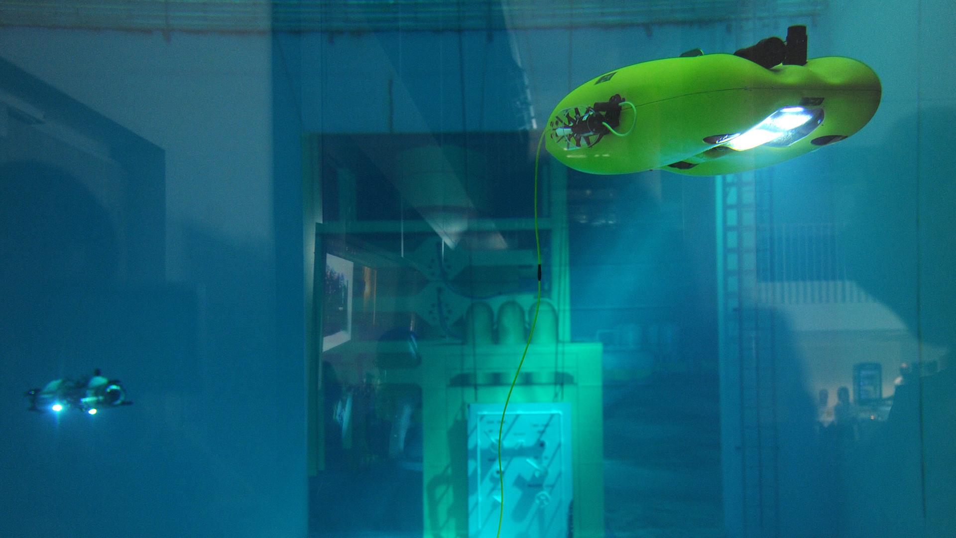 Die Unterwasserroboter "Dragon" (r.) und "Avalon" fahren im neuen Testbecken des Deutschen Forschungszentrum für Künstliche Intelligenz in Bremen.