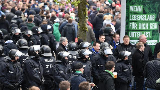 Polizisten stehen am 16.04.2017 am Weserstadion in Bremen.