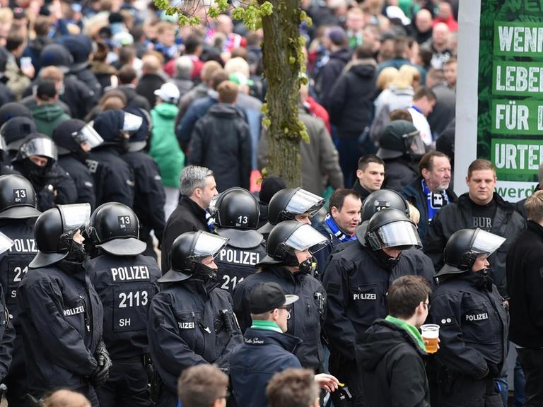 Gerichtsurteil Zu Hochrisikospielen Beim Fußball - Deutsche Fußball ...