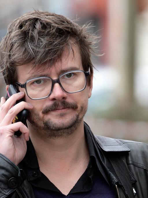 Der Cartoonist Luz war Zeichner beim französischen Satiremagazin "Charlie Hebdo"; Aufnahme vom November 2011 vor dem Redaktionssitz in Paris