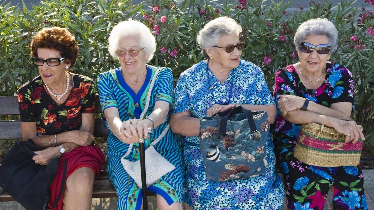Alte Frauen sitzen auf einer Bank Alte Frauen sitzen auf einer Bank