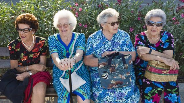 Alte Frauen sitzen auf einer Bank