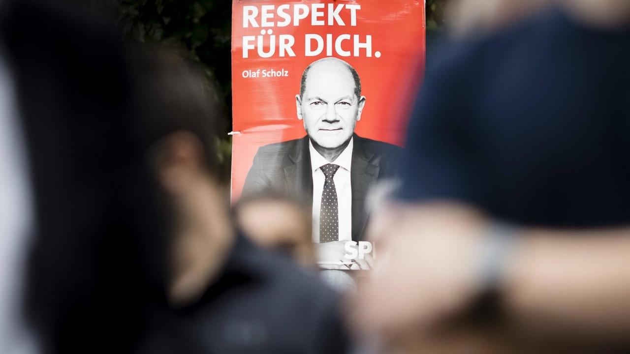 Wahlplakat von Olaf Scholz (SPD) mit dem Slogan 'Respekt für Dich'. 09.08.2021. Wahlplakat von Olaf Scholz (SPD) mit dem Slogan 'Respekt für Dich'. 09.08.2021.