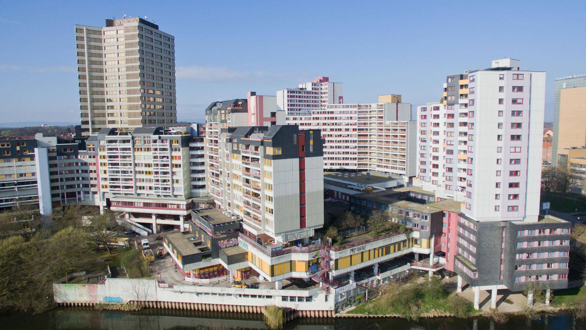 Das Ihme-Zentrum in Hannover (Niedersachsen), aufgenommen aus der Luft am 08.04.2016. Eine Berliner Immobiliengesellschaft hatte Hannovers Problem-Hochhaus, das Ihme-Zentrum, im Jahr 2015 ersteigert und eine umfangreiche Sanierung angekündigt. Foto: Julian Stratenschulte/dpa Das Ihme-Zentrum in Hannover (Niedersachsen), aufgenommen aus der Luft am 08.04.2016. Eine Berliner Immobiliengesellschaft hatte Hannovers Problem-Hochhaus, das Ihme-Zentrum, im Jahr 2015 ersteigert und eine umfangreiche Sanierung angekündigt. Foto: Julian Stratenschulte/dpa