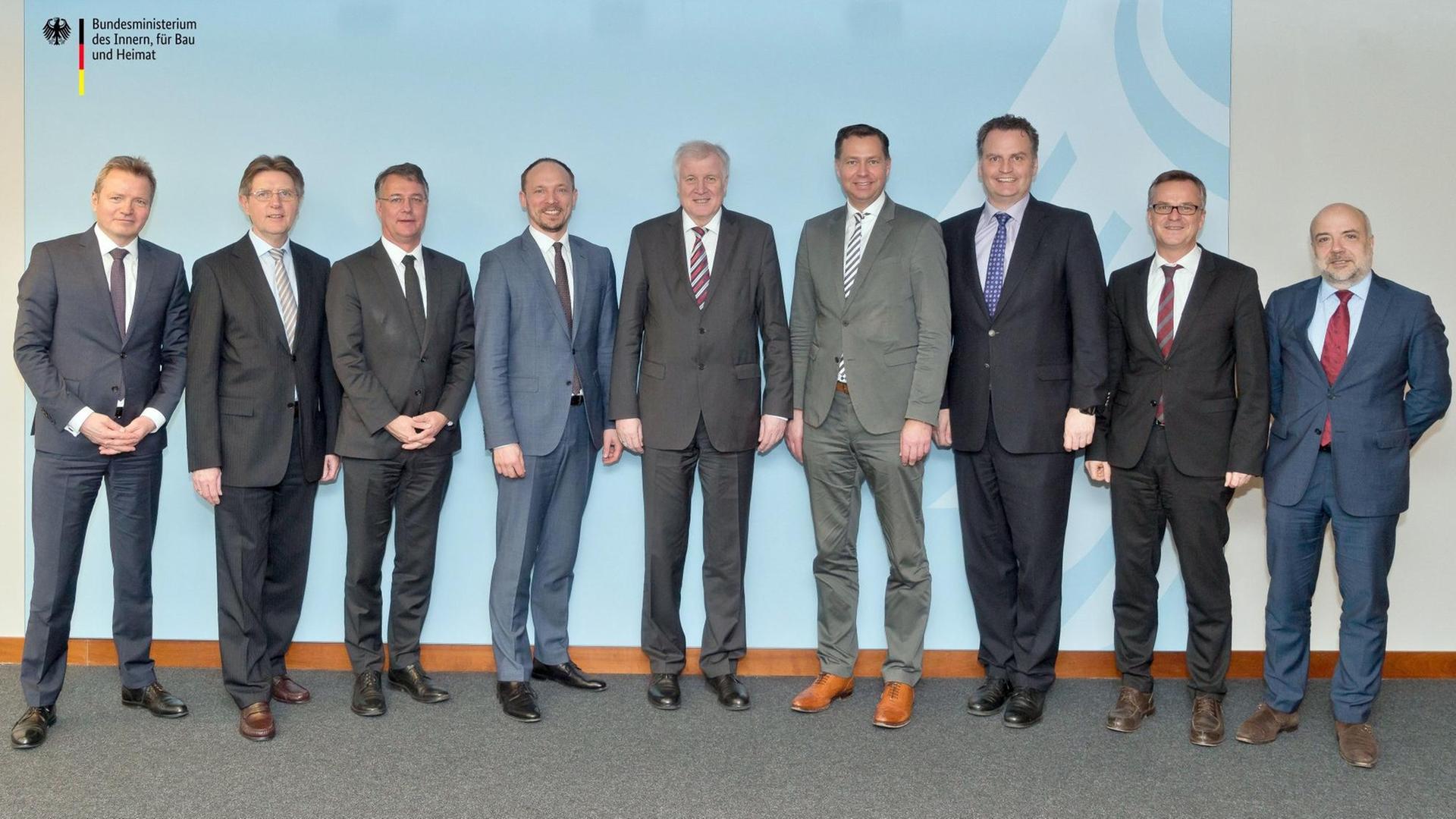 HANDOUT - Die undatierte Aufnahme zeigt Horst Seehofer (M, CSU), Minister für Inneres, Bau und Heimat, zusammen mit den Staatssektretären Helmut Teichmann (l-r), Klaus Vitt, Gunther Adler, Marco Wanderwitz, Stephan Mayer, Günter Krings, Hans-Georg Engelke und Markus Kerber. Foto: /Bundesministerium des Innern, für Bau und Heimat/dpa - ACHTUNG: Nur zur redaktionellen Verwendung und nur mit vollständiger Nennung des vorstehenden Credits | HANDOUT - Die undatierte Aufnahme zeigt Horst Seehofer (M, CSU), Minister für Inneres, Bau und Heimat, zusammen mit den Staatssektretären Helmut Teichmann (l-r), Klaus Vitt, Gunther Adler, Marco Wanderwitz, Stephan Mayer, Günter Krings, Hans-Georg Engelke und Markus Kerber. Foto: /Bundesministerium des Innern, für Bau und Heimat/dpa - ACHTUNG: Nur zur redaktionellen Verwendung und nur mit vollständiger Nennung des vorstehenden Credits |