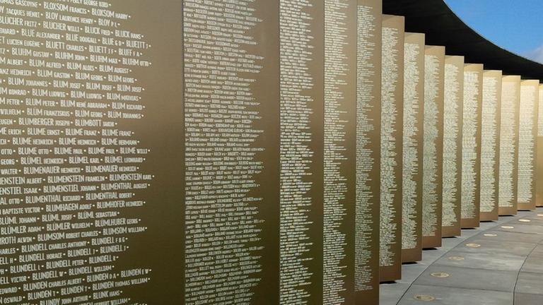 Ein Blick auf einige der 580.000 eingravierten Namen in der Gedenkstätte Notre-Dame-de-Lorette. Ein Blick auf einige der 580.000 eingravierten Namen in der Gedenkstätte Notre-Dame-de-Lorette.