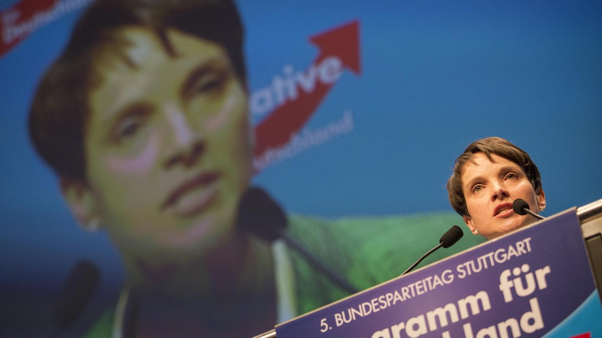Frauke Petry, Parteivorsitzende der AfD spricht am 30.04.2016 beim Bundesparteitag der Alternative f Frauke Petry, Parteivorsitzende der AfD spricht am 30.04.2016 beim Bundesparteitag der Alternative f