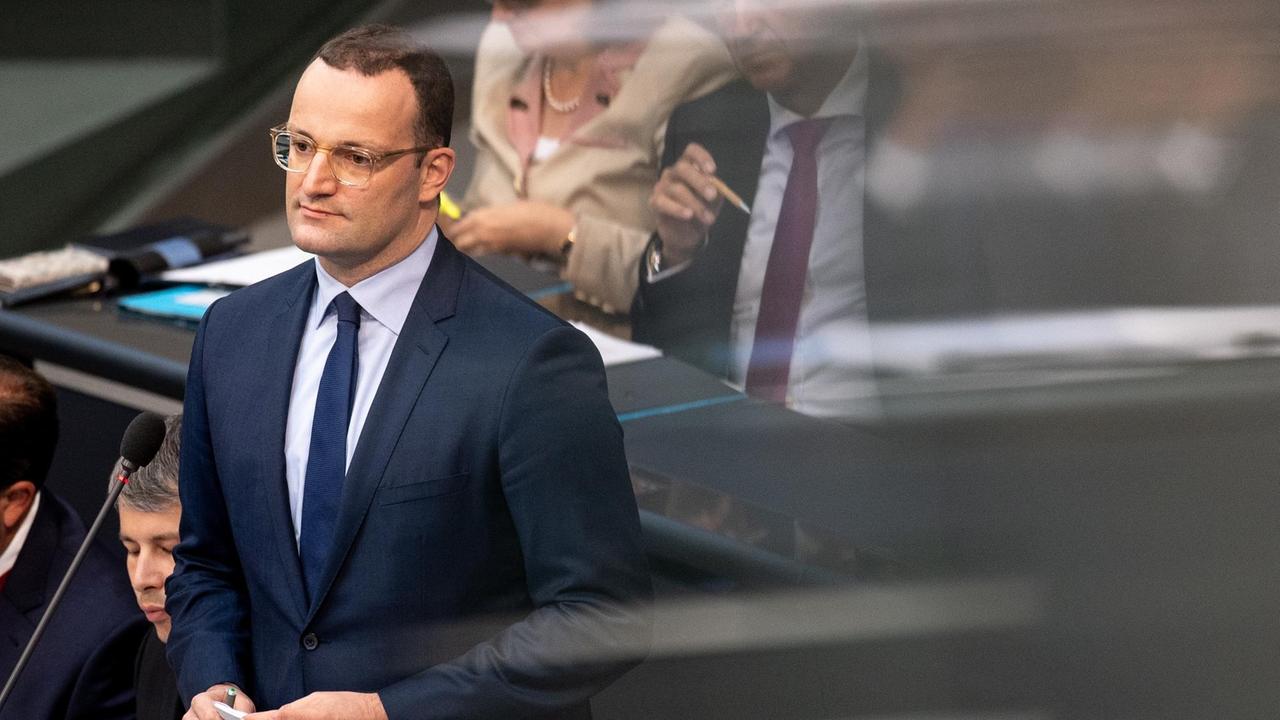 Jens Spahn (CDU), Bundesgesundheitsminister, steht während einer Befragung der Regierung im Plenarsaal. Jens Spahn (CDU), Bundesgesundheitsminister, steht während einer Befragung der Regierung im Plenarsaal.