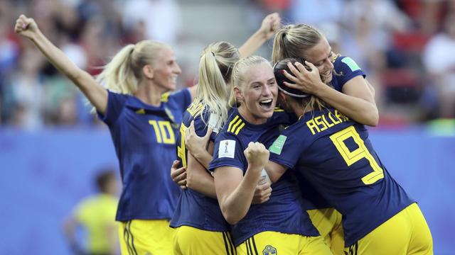 Stina Blackstenius (M) aus Schweden bejubelt mit ihren Mitspielerinnen ihren Treffer zum 2:1 gegen Deutschland im WM-Viertelfinale.