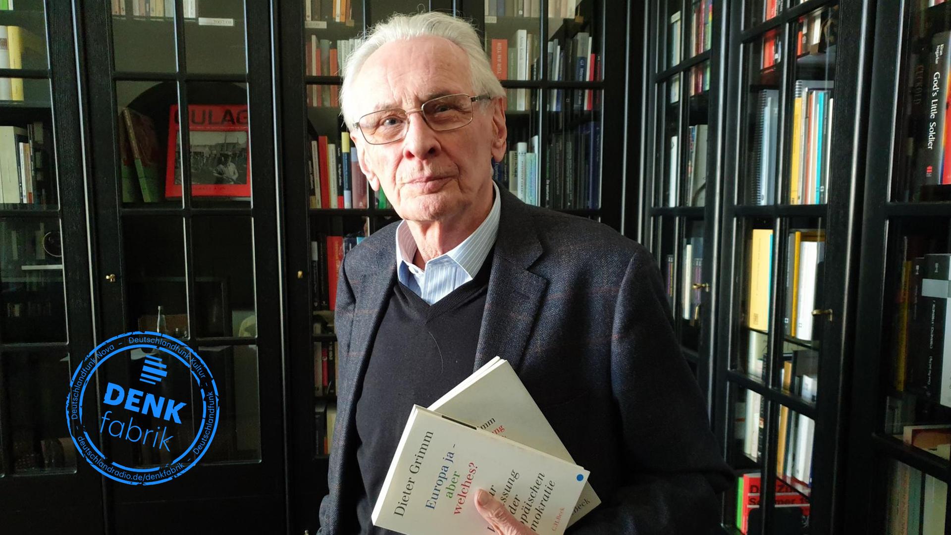 Der Verfassungsrechtler Dieter Grimm steht in einer Bibliothek und hält sein Buch "Europa ja - aber welches?" Der Verfassungsrechtler Dieter Grimm steht in einer Bibliothek und hält sein Buch "Europa ja - aber welches?"